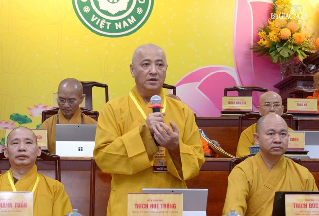 Hòa thượng Thích Huệ Thông, Phó Chủ tịch Hội đồng Trị sự, Trưởng ban Pháp chế T.Ư trả lời các đại biểu liên quan công tác tổ chức Đại hội