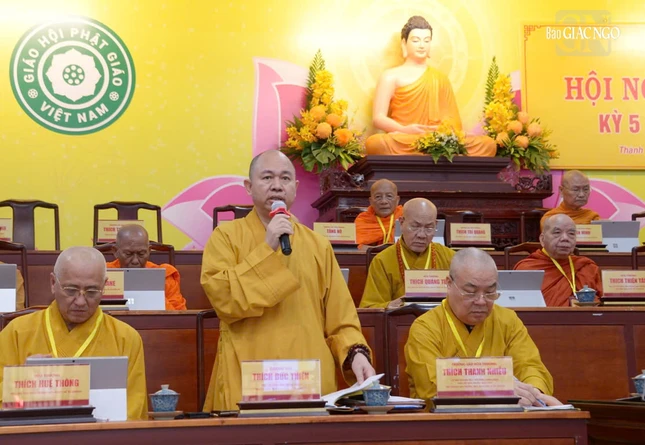 Thượng tọa Thích Đức Thiện điều phối phần góp ý tu chỉnh Hiến chương và đúc kết hội nghị