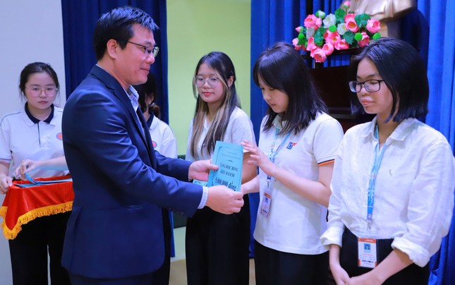 Ông Lưu Văn Quyết, Phó Hiệu trưởng Trường Đại học Khoa học Xã hội và Nhân văn TP.HCM trao học bổng cho sinh viên