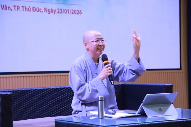 Ni sư Thích nữ Huệ Dâng chia sẻ “Thiền trong nhịp sống đương đại” dành cho sinh viên