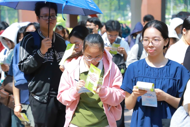 Sinh viên chờ đến lượt mua thực phẩm tại Phiên chợ Từ Tâm miễn phí