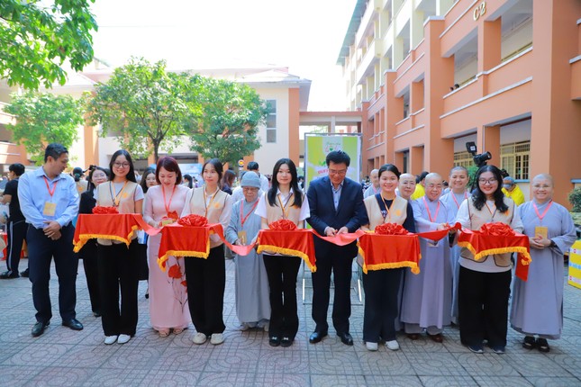 Ban Tổ chức cắt băng khai mạc Phiên chợ Từ Tâm - đồng hành cùng sinh viên