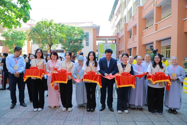 Ban Tổ chức cắt băng khai mạc Phiên chợ Từ Tâm - đồng hành cùng sinh viên