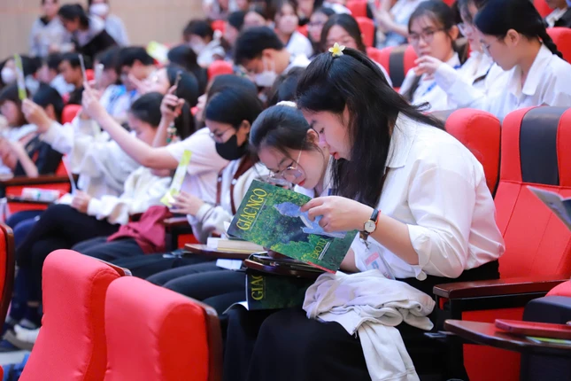 Sinh viên đọc Báo Giác Ngộ