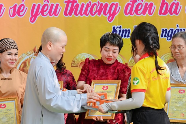 Ban Tổ chức tri ân các mạnh thường quân đã đồng hành cùng chương trình Ban Tổ chức tri ân các mạnh thường quân đã đồng hành cùng chương trình