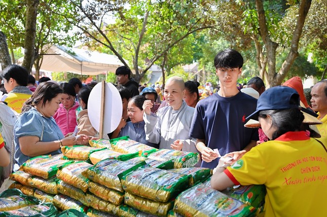 Chọn quà từ gian hàng của Phiên chợ 0 đồng Chọn quà từ gian hàng của Phiên chợ 0 đồng