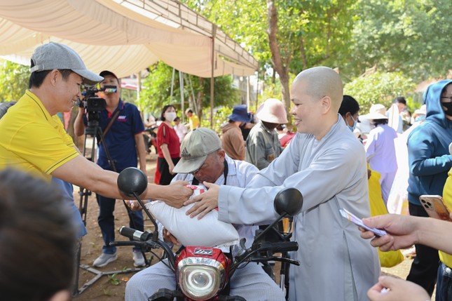 Sư cô Thích nữ Như Thành trao quà đến người nghèo Sư cô Thích nữ Như Thành trao quà đến người nghèo