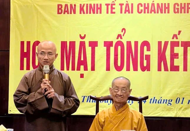 Thượng tọa Thích Thiện Quý phát biểu tại buổi họp mặt tổng kết