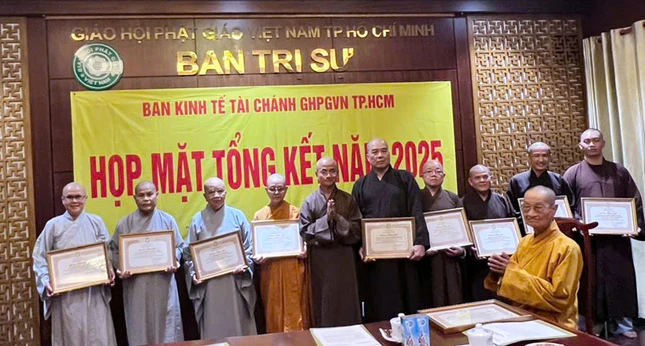 Chư tôn đức Tăng, Ni Ban Kinh tế - Tài chính nhận Bằng công đức của Ban Trị sự TP.HCM