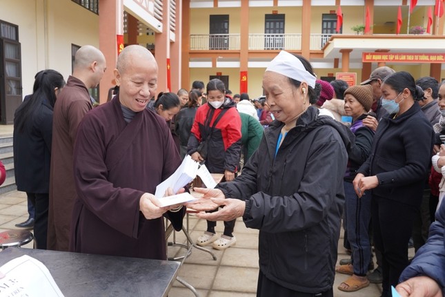 Ni trưởng Thích Đàm Khoa trao quà đến hộ nghèo xã Nhân Nghĩa