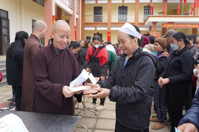 Ni trưởng Thích Đàm Khoa trao quà đến hộ nghèo xã Nhân Nghĩa