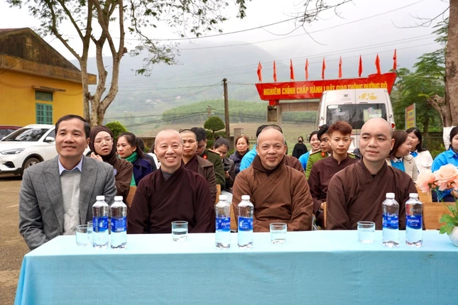 Đoàn thiện nguyện tại Trường Trung học và Trung học Cơ sở Mỹ Thành