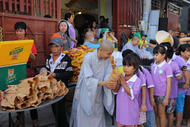 Trẻ em đến với phiên chợ