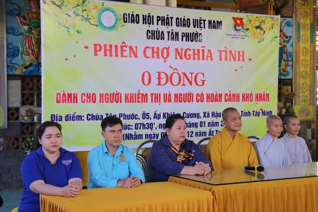 Chư tôn đức Tăng Ni và đại diện các cơ quan địa phương tham dự chương trình