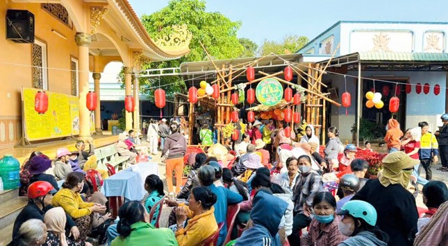 Bà con về chùa dự Phiên chợ xuân 0 đồng do chùa Long Hoa tổ chức Bà con về chùa dự Phiên chợ xuân 0 đồng do chùa Long Hoa tổ chức