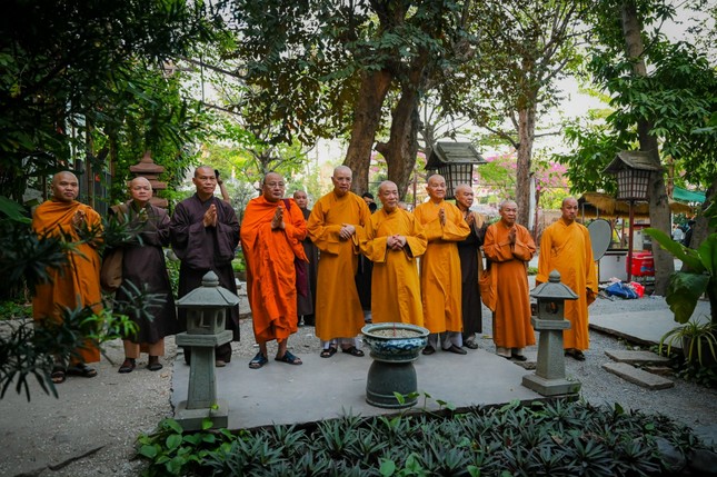 Chư tôn đức trước bảo tháp Hòa thượng khai sơn tu viện Khánh An