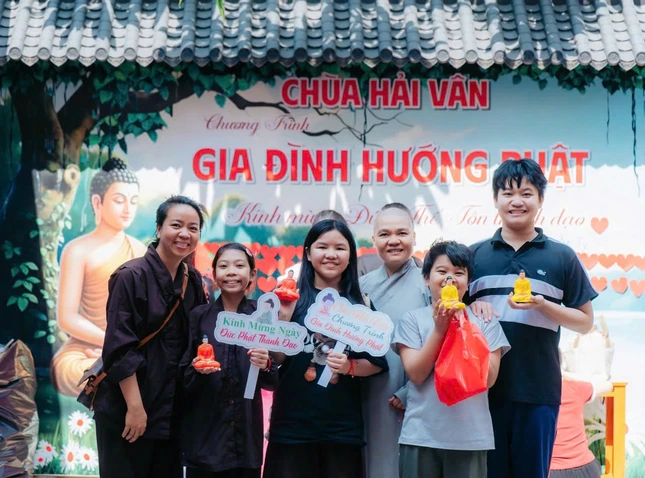 Phật tử trong ngày vui Kỷ niệm Đức Phật Thích Ca thành đạo