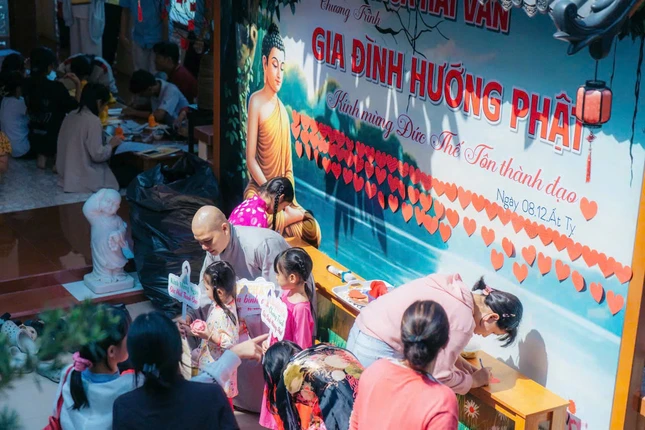 Sư cô trụ trì chùa Hải Vân hướng dẫn Phật tử sinh hoạt tại chùa