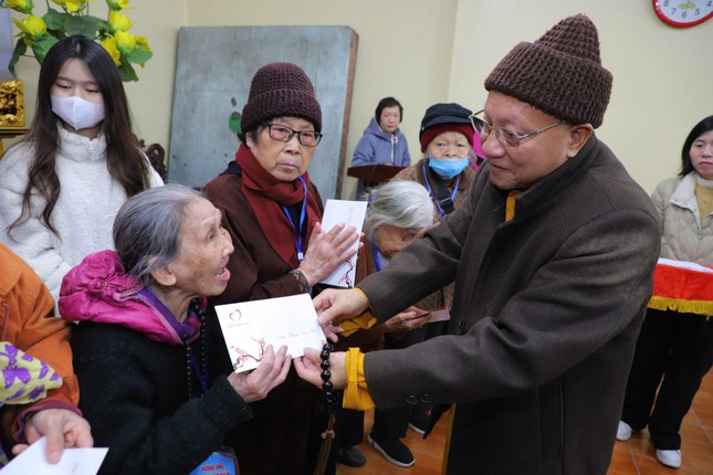 Hòa thượng Thích Gia Quang trao quà đến gia đình nghèo nhân Tết đến xuân về Hòa thượng Thích Gia Quang trao quà đến gia đình nghèo nhân Tết đến xuân về