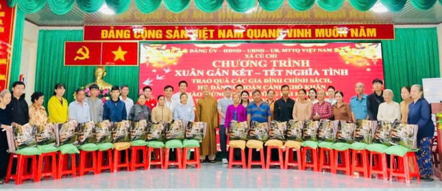 Ban Tổ chức trao 200 phần quà để bà con địa phương vui xuân đón Tết - Ảnh: H.N Ban Tổ chức trao 200 phần quà để bà con địa phương vui xuân đón Tết - Ảnh: H.N