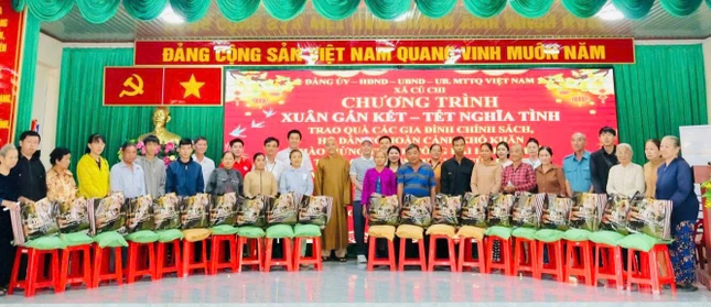 Ban Tổ chức trao 200 phần quà để bà con địa phương vui xuân đón Tết - Ảnh: H.N