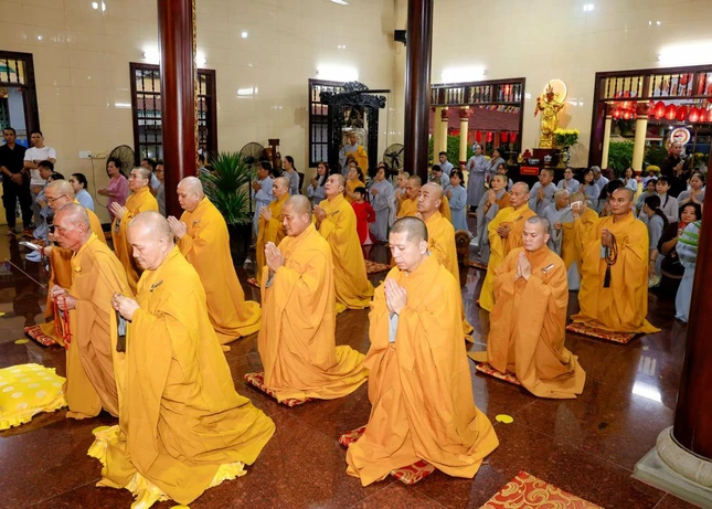 Chư tôn đức niêm hương bạch Phật tại chánh điện