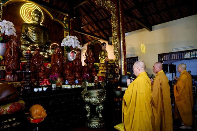 Tôn tượng Đức Phật Bổn Sư Thích Ca Mâu Ni cao 3,3m Tôn tượng Đức Phật Bổn Sư Thích Ca Mâu Ni cao 3,3m