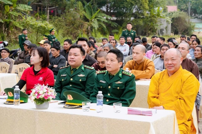 Chư tôn đức và đại diện Đồn Biên phòng Cửa khẩu Quốc tế Na Mèo Chư tôn đức và đại diện Đồn Biên phòng Cửa khẩu Quốc tế Na Mèo