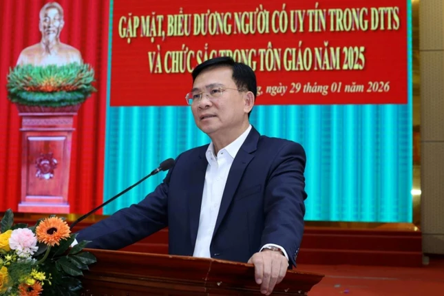 Chủ tịch UBND tỉnh Hồ Văn Mười phát biểu tại hội nghị gặp mặt