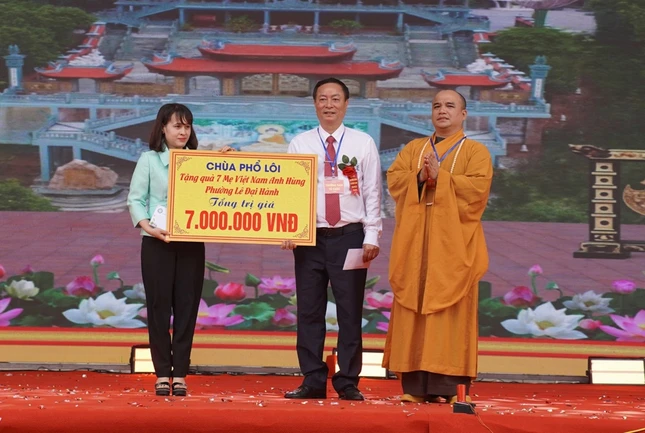 Trao bảng tượng trưng tặng quà đến 7 mẹ Việt Nam anh hùng