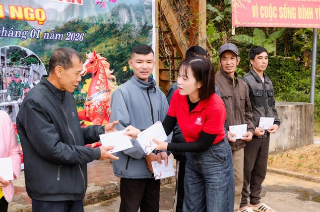 Đại diện đơn vị tài trợ trao quà đến bà con vùng biên giới Đại diện đơn vị tài trợ trao quà đến bà con vùng biên giới