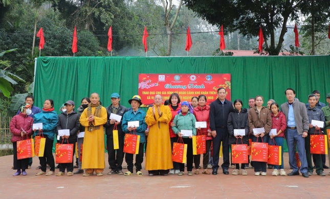 Ban Tổ chức đã tặng 300 suất quà Tết đến bà con xã Vị Xuyên