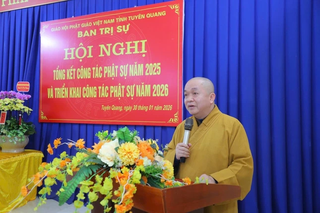Thượng tọa Thích Thanh Phúc, Phó Thường trực Ban Trị sự GHPGVN tỉnh báo cáo