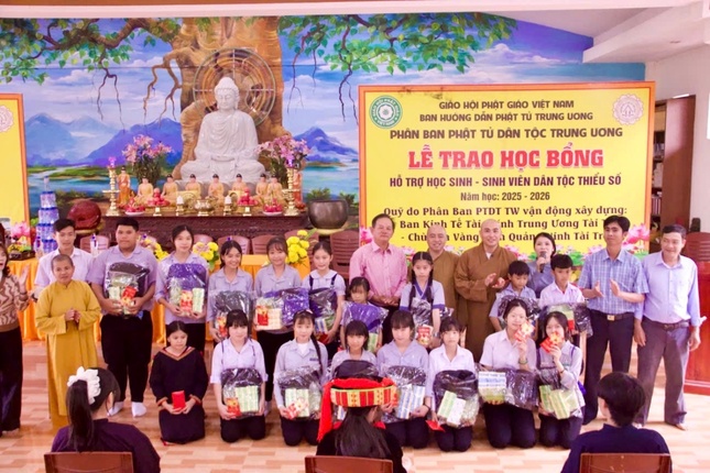 Đoàn trao quà cho các em học sinh Đoàn trao quà cho các em học sinh