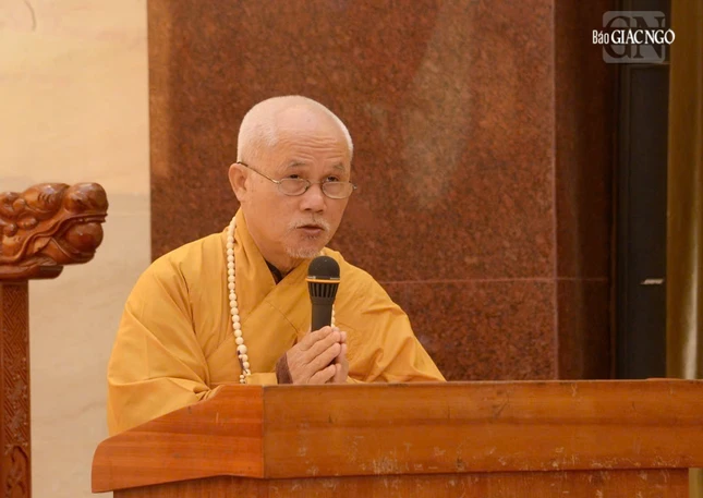 Thượng tọa Thích Giác Dũng công bố quyết định trao Giáo chỉ tấn phong giáo phẩm của Ban Thường trực Hội đồng Chứng minh GHPGVN