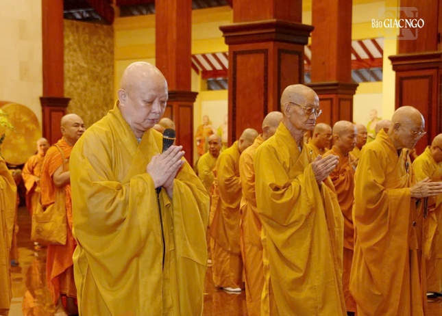 Hòa thượng Thích Lệ Trang cùng chư tôn đức Ban Trị sự GHPGVN TP.HCM