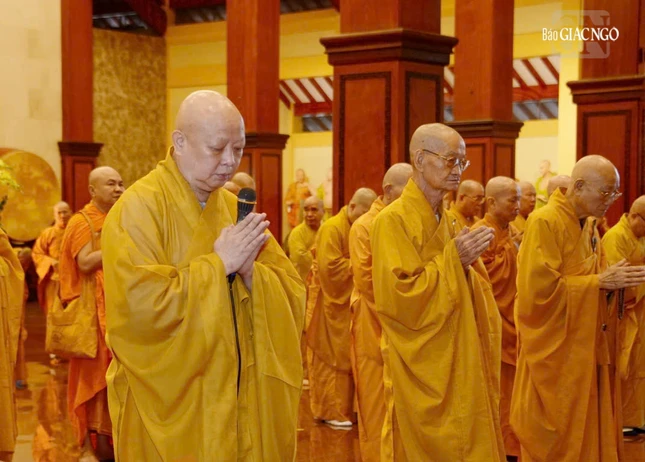 Hòa thượng Thích Lệ Trang cùng chư tôn đức Ban Trị sự GHPGVN TP.HCM