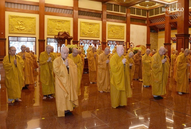 Chư tôn đức đảnh lễ Tam bảo tại chánh điện Việt Nam Quốc Tự