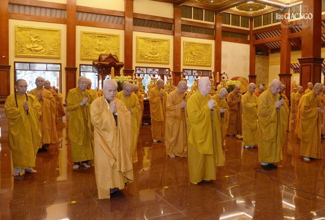 Chư tôn đức đảnh lễ Tam bảo tại chánh điện Việt Nam Quốc Tự