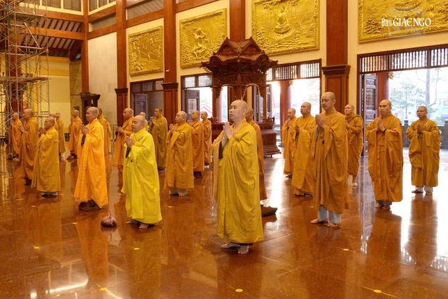 Chư tôn đức tham dự Lễ Bố-tát kỳ cuối năm Ất Tỵ tại chánh điện Việt Nam Quốc Tự