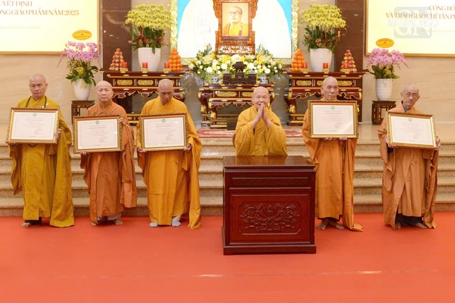 Trưởng lão Hòa thượng Thích Thiện Nhơn trao Giáo chỉ tấn phong giáo phẩm Hòa thượng