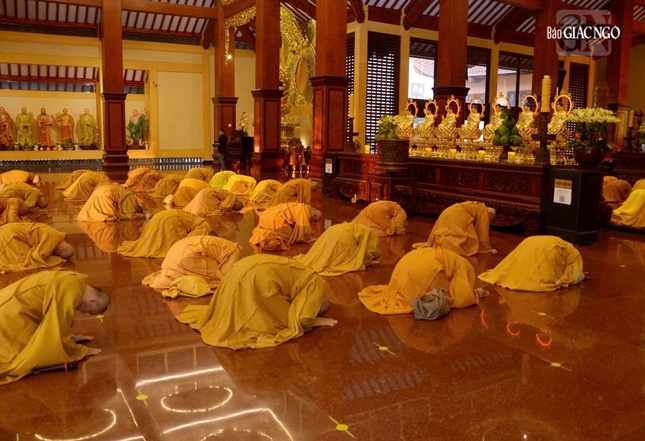 Chư Tăng vân tập định kỳ thính giới, cùng nhắc nhở nhau về giới pháp của hành giả xuất gia