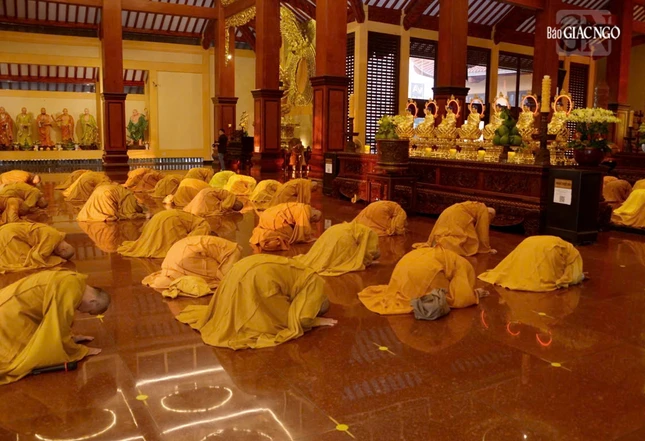 Chư Tăng vân tập định kỳ thính giới, cùng nhắc nhở nhau về giới pháp của hành giả xuất gia