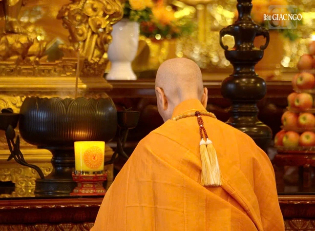 Đức Đệ tứ Pháp chủ GHPGVN đảnh lễ Tam bảo