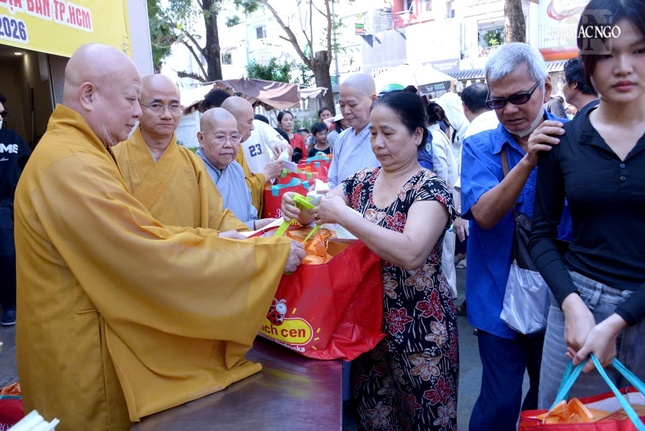 Hòa thượng Thích Lệ Trang trao quà Tết đến những gia đình khó khăn tại P.Hòa Hưng Ảnh: Bảo Toàn