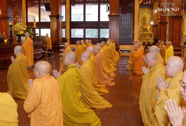 Chư tôn đức tham dự Lễ Bố-tát định kỳ theo truyền thống thiền môn