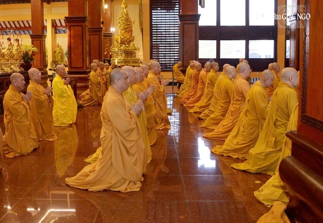 Chư Tăng đảnh lễ Tam bảo