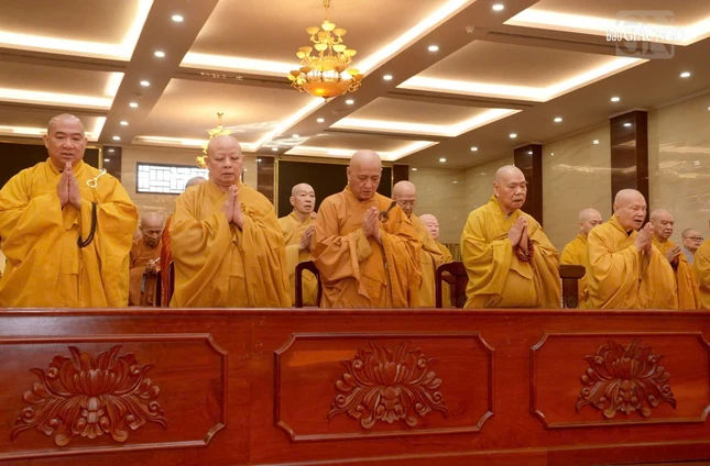 Chư tôn giáo phẩm Hội đồng Chứng minh, Hội đồng Trị sự đảnh lễ Giác linh Trưởng lão Hòa thượng Thích Thiện Hoa