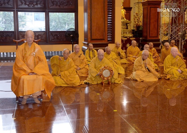 Đức Đệ tứ Pháp chủ GHPGVN thính giới cùng đại chúng