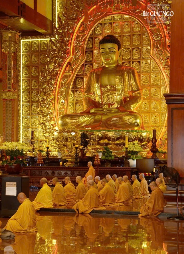 Bố-tát là nghi thức đặc thù của Tăng đoàn nhằm tăng trưởng các pháp lành